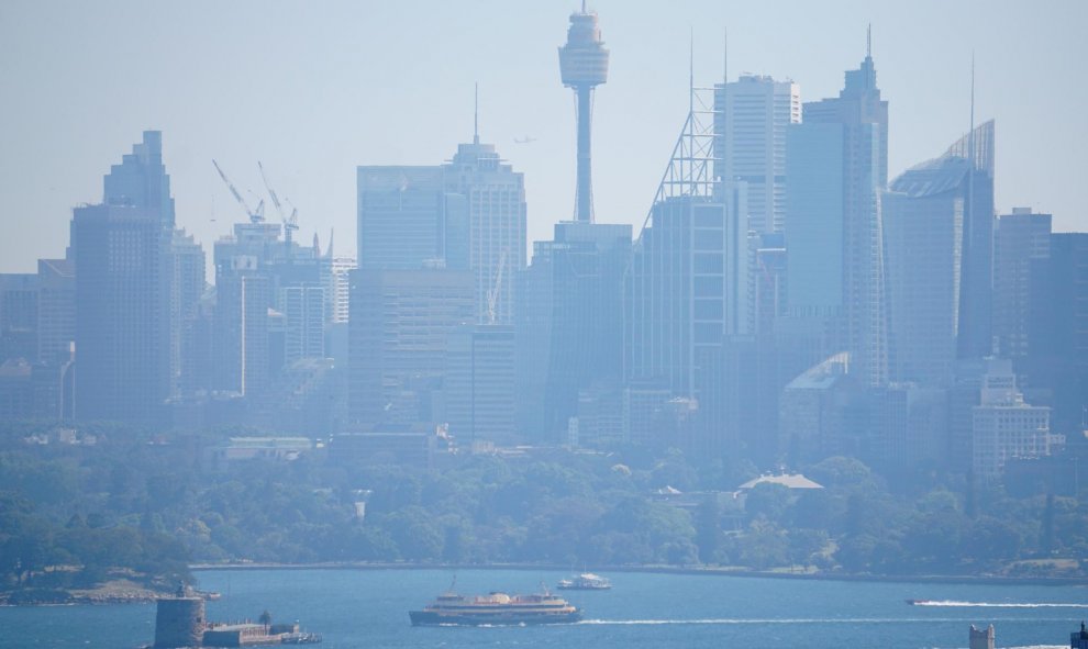 11/11/2019- Un ferry pasa frente al Distrito Central de Negocios entre el humo de los incendios forestales en Sydney, Australia. REUTERS / Stephen Coates