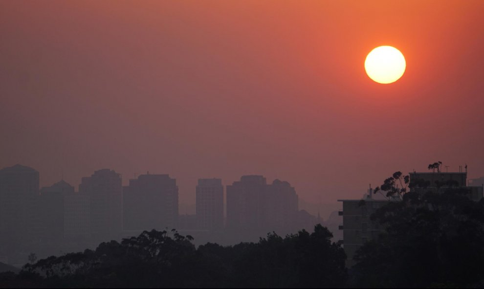 11/11/2019- Los altos edificios entre el humo de los incendios forestales durante la puesta de sol en Sídney, Australia. REUTERS / Stephen Coates