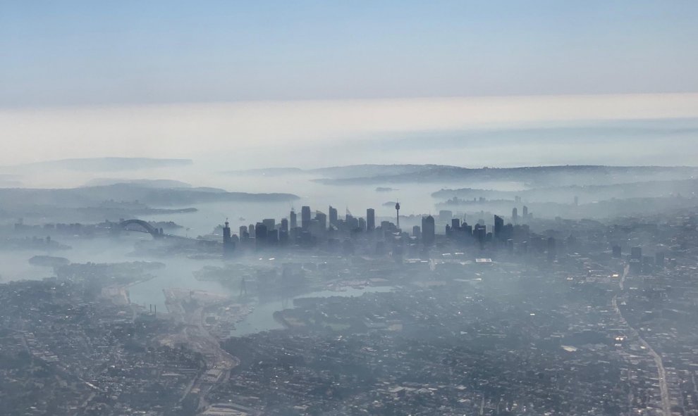 19/11/2019- La neblina de humo cubriendo Sídney vista desde un avión. AAP / Neil Bennett / REUTERS
