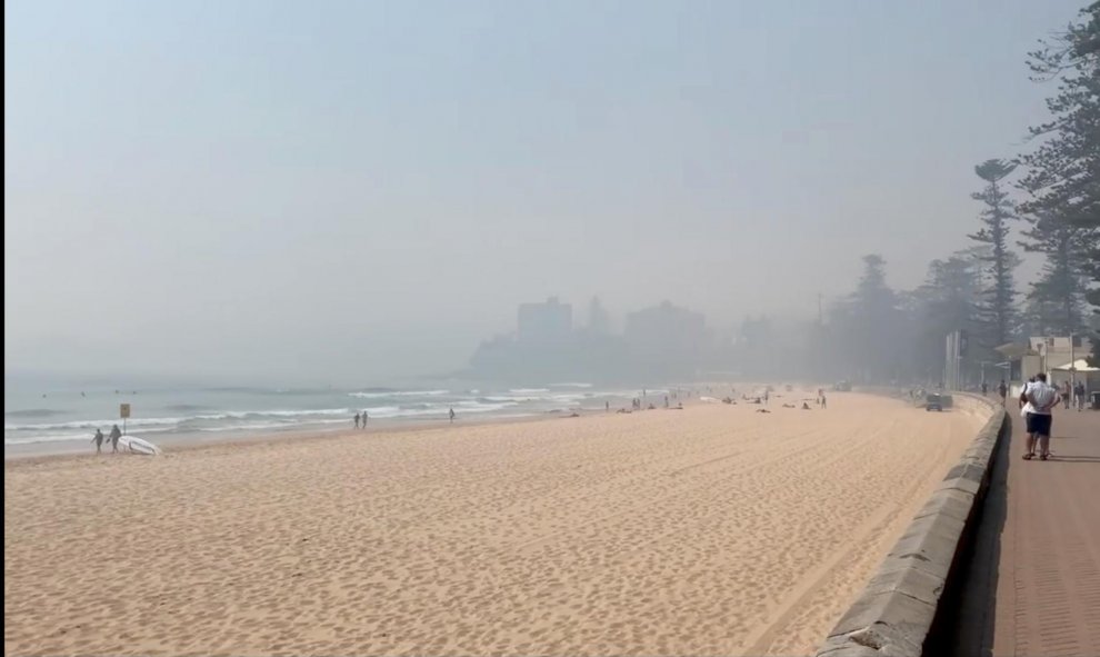 19/11/2019- La neblina cubriendo Manly Beach en Sídney, Australia. / REUTERS