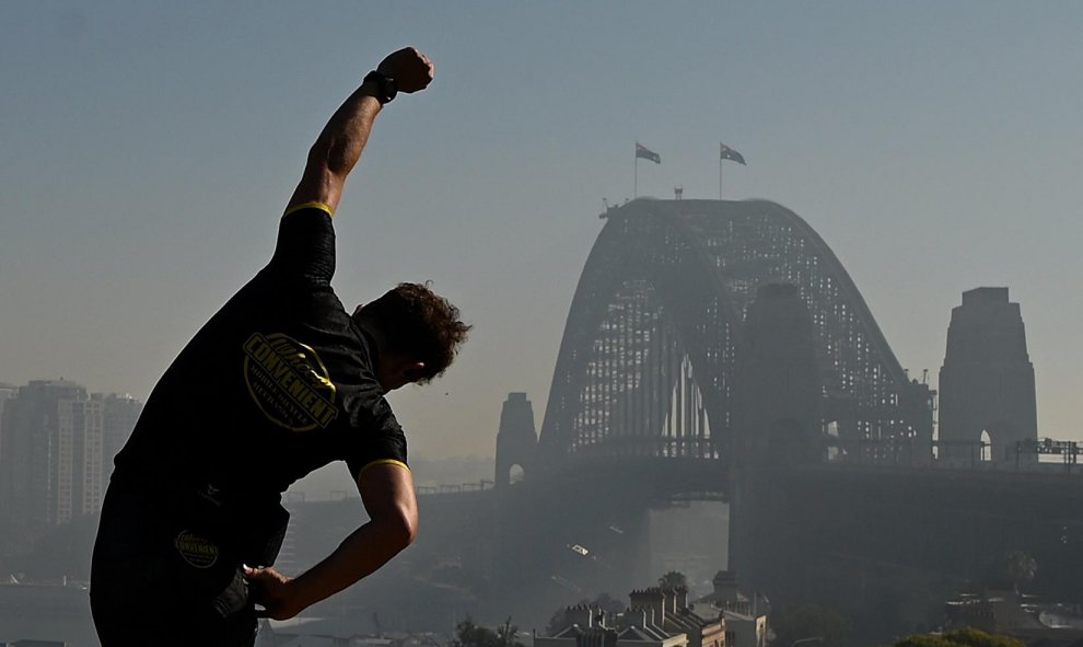 18/11/ 2019.- El Sydney Harbour Bridge visto a través de la neblina de humo en Sydney. EFE / EPA / Joel Carrett