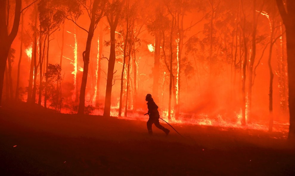 19/11/ 2019.- Los voluntarios de RFS y los oficiales de bomberos y rescate de NSW protegen a la Escuela Pública de Colo Heights en Sídney, Australia. EFE / EPA / Dean Lewins