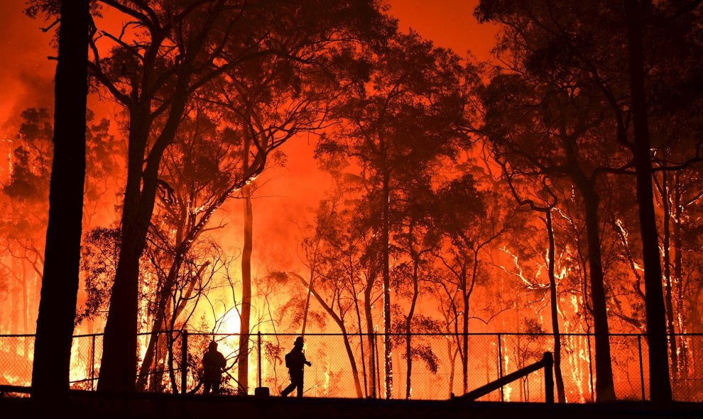 19/11/ 2019.- Los voluntarios de RFS y los oficiales de bomberos y rescate de NSW protegen a la Escuela Pública de Colo Heights en Sídney, Australia. EFE / EPA / Dean Lewins