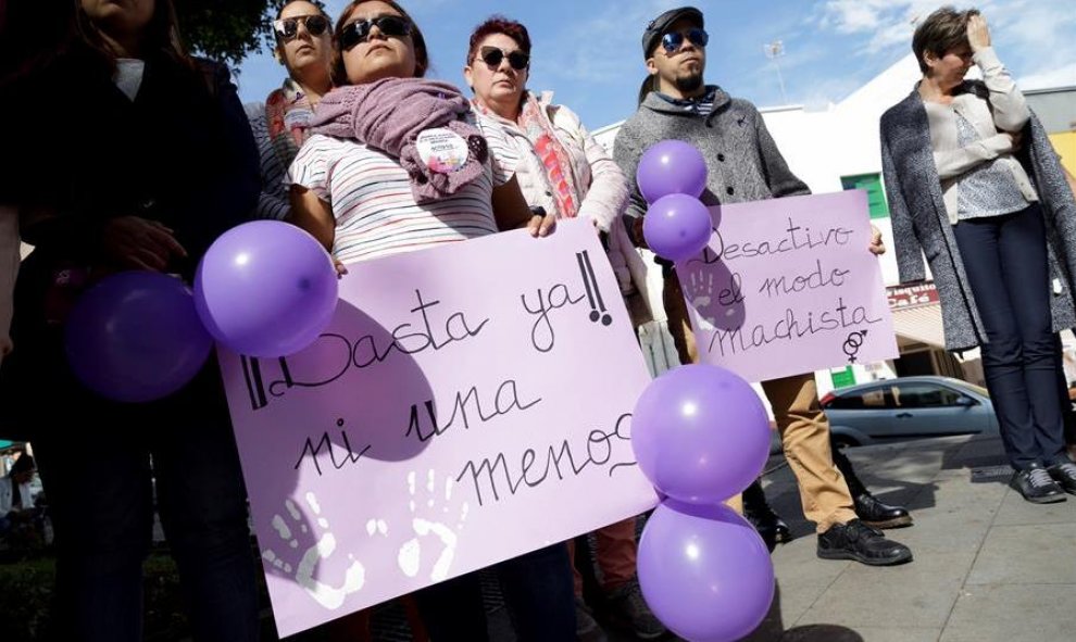 En Granadilla de Abona (Tenerife) se ha producido una concentración para condenar el asesinato de una vecina de la localidad de esta misma mañana./ Ramón de la Rocha (EFE)