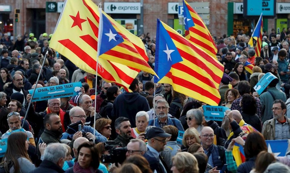 18/12/2019.- Manifestantes en los aledaños del Camp Nou. / EFE - TONI ALBIR