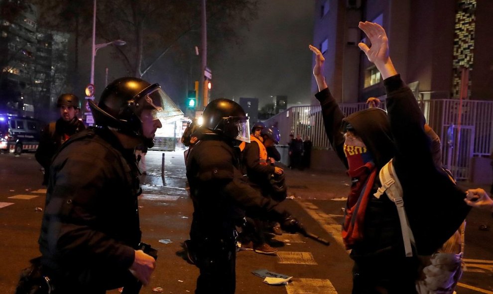 Un manifestante alza las manos frente a los Mossos durante la protesta de Tsunami Democràtic en el Camp Nou. EFE