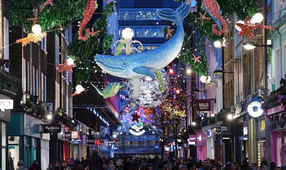 Peatones caminan bajo las luces de Navidad en Carnaby Street en Londres, (R.Unido). EFE/ANDY RAIN