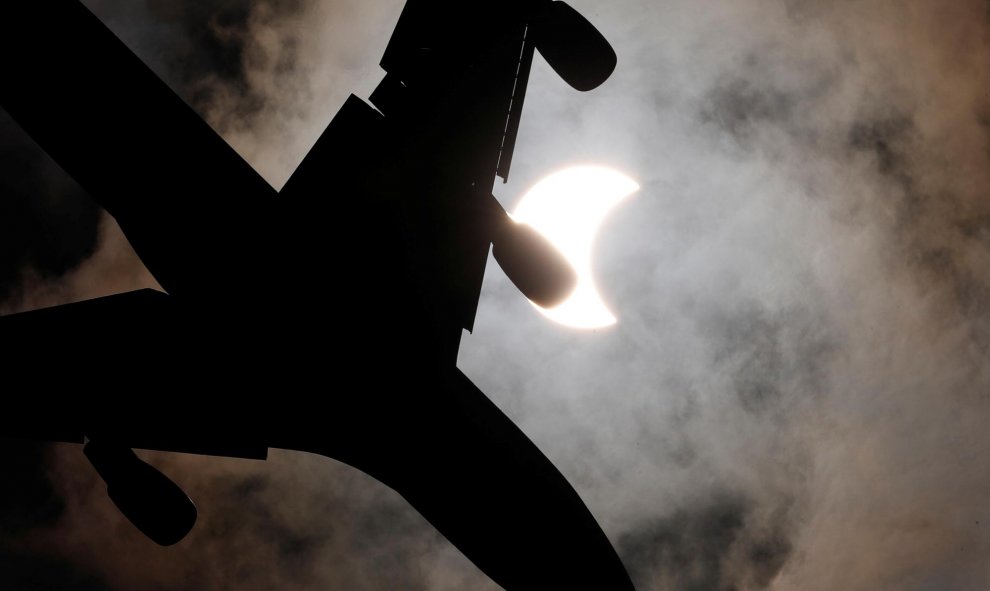 26/12/2019 - Un vuelo comercial durante el eclipse solar en Bangkok, Tailandia. REUTERS / Soe Zeya Tun