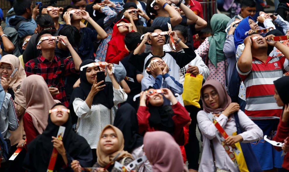 26/12/2019 - La gente observa el eclipse solar parcial en Yakarta, Indonesia. REUTERS / Ajeng Dinar Ulfian