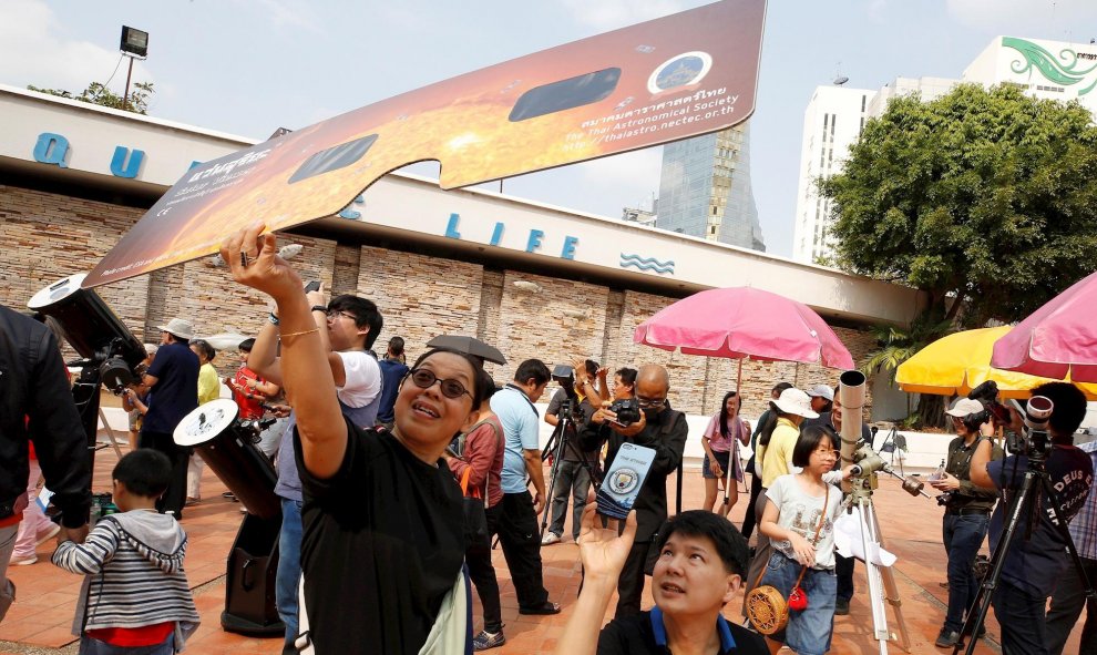 26/12 / 2019.- La gente se reúne para ver un eclipse solar en el Planetario de Bangkok, Tailandia. EFE / EPA / NARONG SANGANK