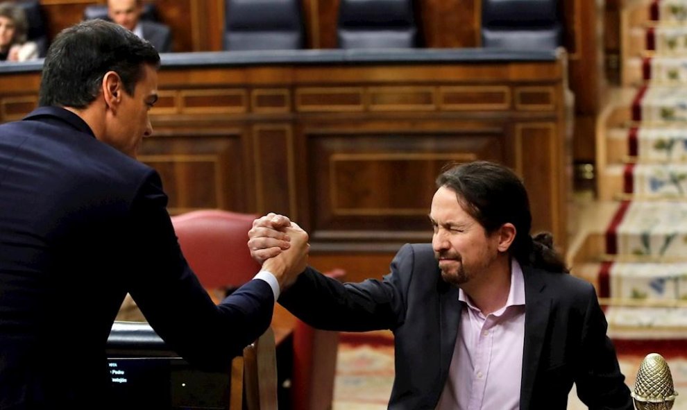 El líder de Unidas Podemos, Pablo Iglesias, saluda a Pedro Sánchez (i), tras su intervención ante el pleno del Congreso de los Diputados en la primera jornada de la sesión de investidura de Pedro Sánchez como presidente del Gobierno. EFE/Juan Carlos Hidal