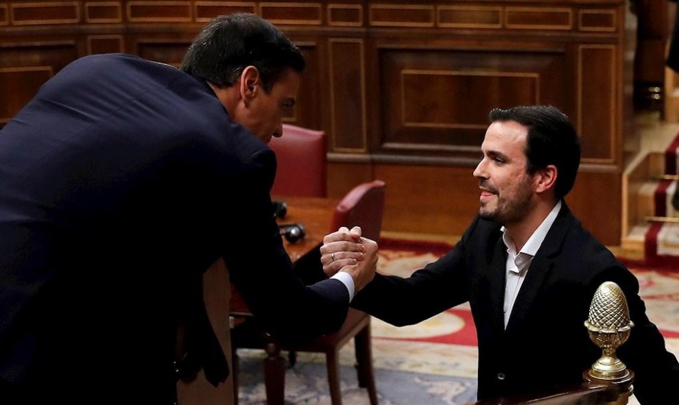 El coordinador de Izquierda Unida, Alberto Garzón (d), saluda al candidato a la Presidencia del Gobierno, Pedro Sánchez (i), tras su intervención ante el pleno del Congreso de los Diputados en la primera jornada de la sesión de investidura de Pedro Sánche