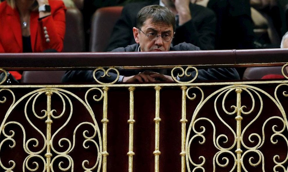 El fundador de Podemos, Juan Carlos Monedero, sigue desde la tribuna de invitados el pleno del Congreso de los Diputados en la primera jornada de la sesión de investidura de Pedro Sánchez como presidente del Gobierno. EFE/Juan Carlos Hidalgo