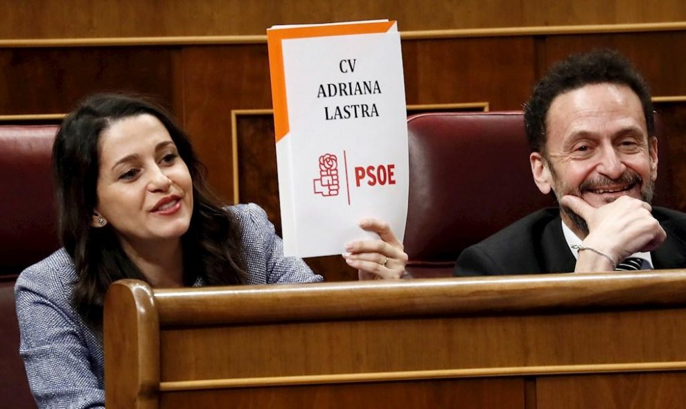 La portavoz de Ciudadanos, Inés Arrimadas,iz., y el diputado de su formación Edmundo Bal,d., durante la segunda jornada del debate de investidura de Pedro Sánchez como presidente del Gobierno este domingo en el Congreso de los Diputados.EFE/Mariscal