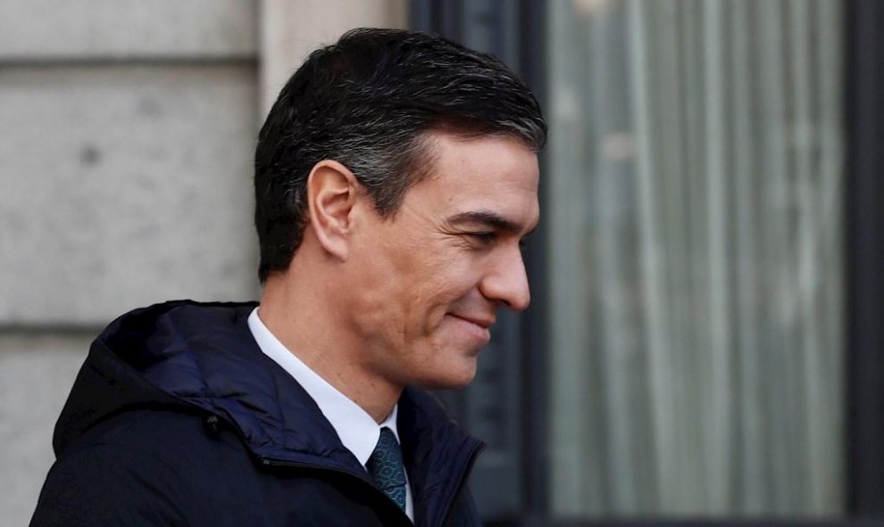 El presidente del Gobierno en funciones, Pedro Sánchez, abandona el Congreso de los Diputados tras no lograr mayoría absoluta en la segunda jornada del debate de su investidura. EFE/Mariscal