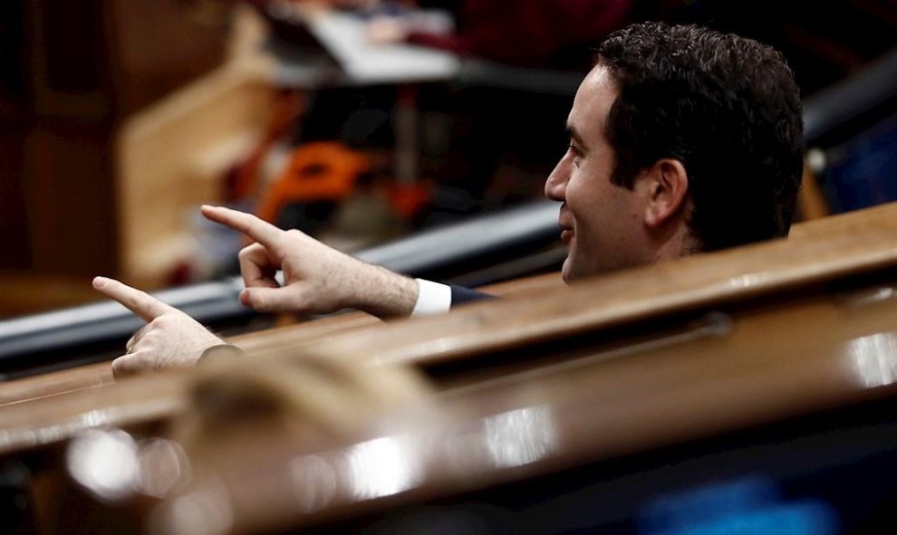 El líder del PP, Pablo Casado, este martes en el Congreso donde se celebra la segunda y definitiva votación para investir presidente del Gobierno al candidato socialista, Pedro Sánchez. EFE/Mariscal