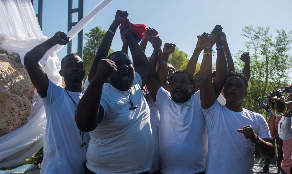 12/01/2020.- Personas protestan contra la presencia del presidente de Haití, Jovenel Moise, y altos cargos del Gobierno en la conmemoración este domingo el décimo aniversario del devastador terremoto del 12 de enero de 2010 en una ceremonia celebrada en l