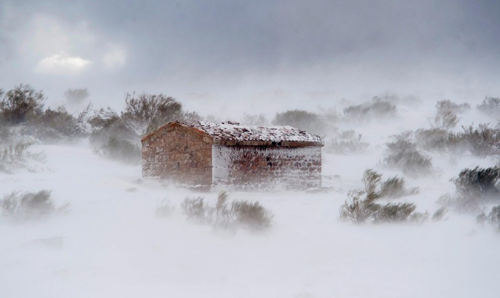 19/01/2020.- Paisaje nevado cerca de la localidad cántabra de Brañavieja, en alerta por nevadas. EFE/Pedro Puente Hoyos