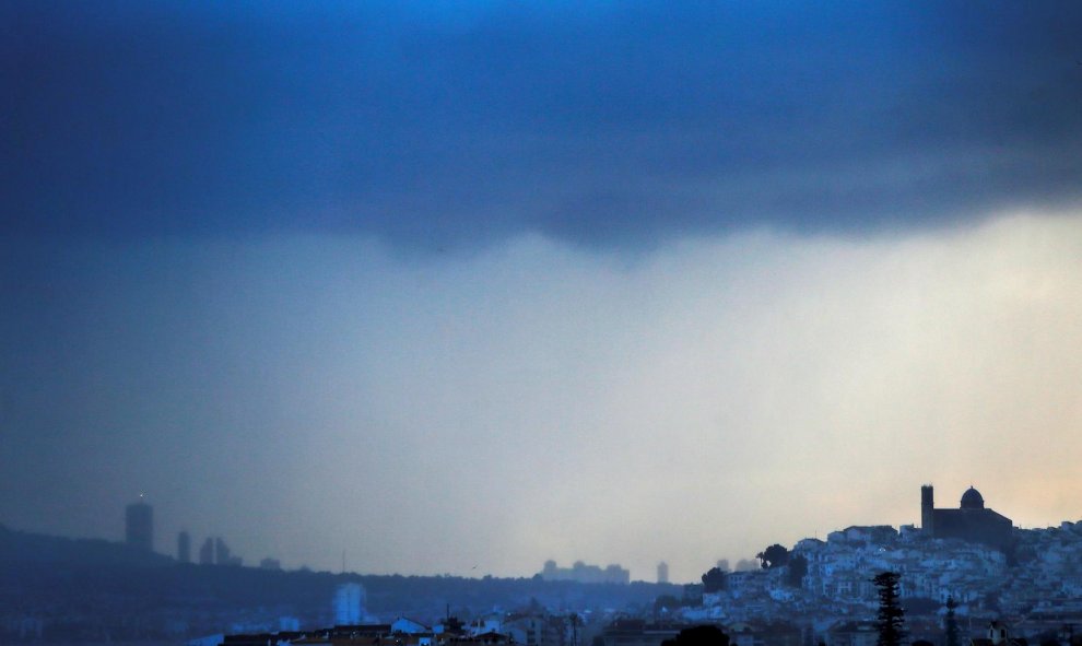 19/01/2020.- Cielo muy nuboso junto a la localidad de Altea en una jornada en la que la borrasca Gloria, que trae un temporal de lluvia, nieve, viento y olas, ha puesto en alerta roja a la Comunidad Valenciana y a las Islas Baleares. EFE Manuel Lorenzo