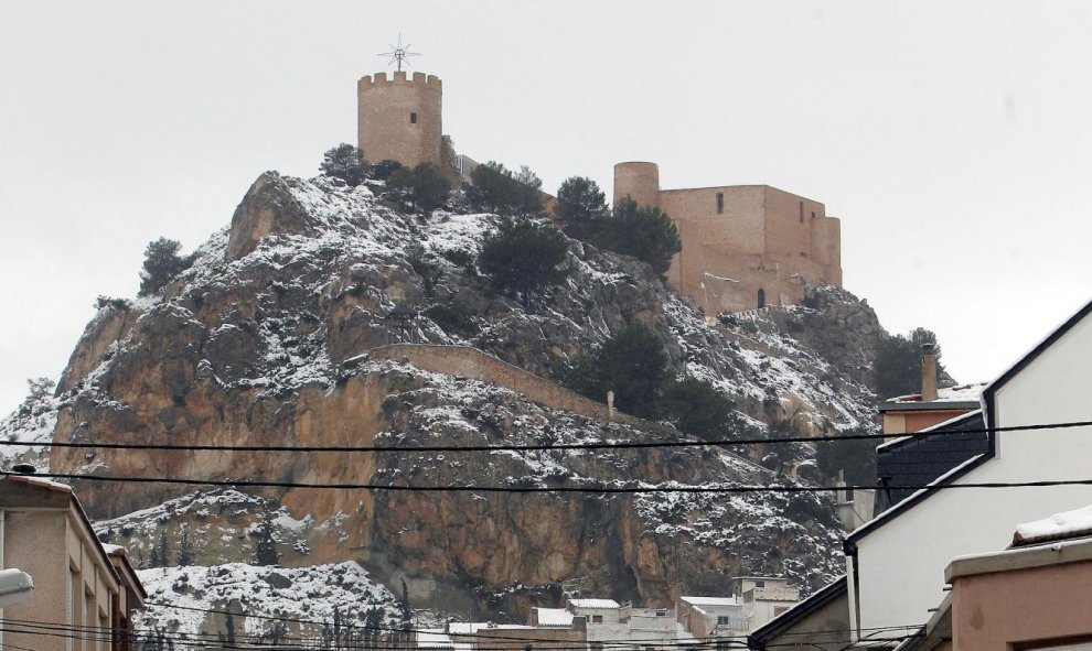 20/01/2020.- Calle de la localidad alicantina de Castalla que amanecía hoy cubierta de nieve por el temporal Gloria que afecta a gran parte de la península. EFE/Morell