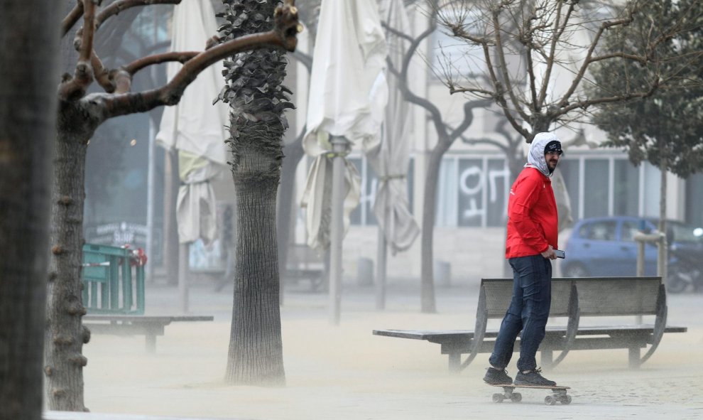 20/01/2020 - Un hombre sobre un patín durante el temporal Gloria frente a la playa de la Barceloneta, en Barcelona. REUTERS / Nacho Doce