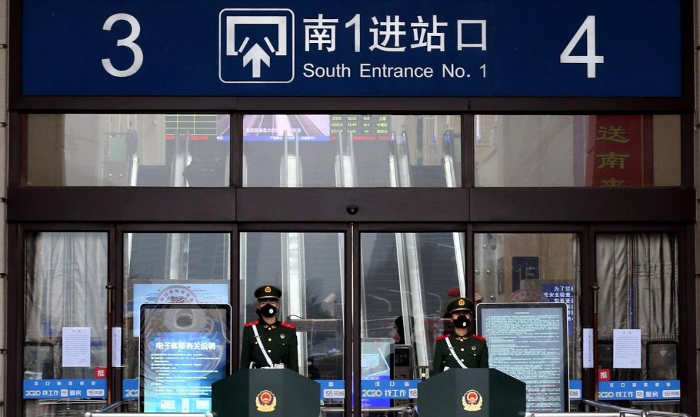 Oficiales portan mascarillas en la estación de Hankou. REUTERS