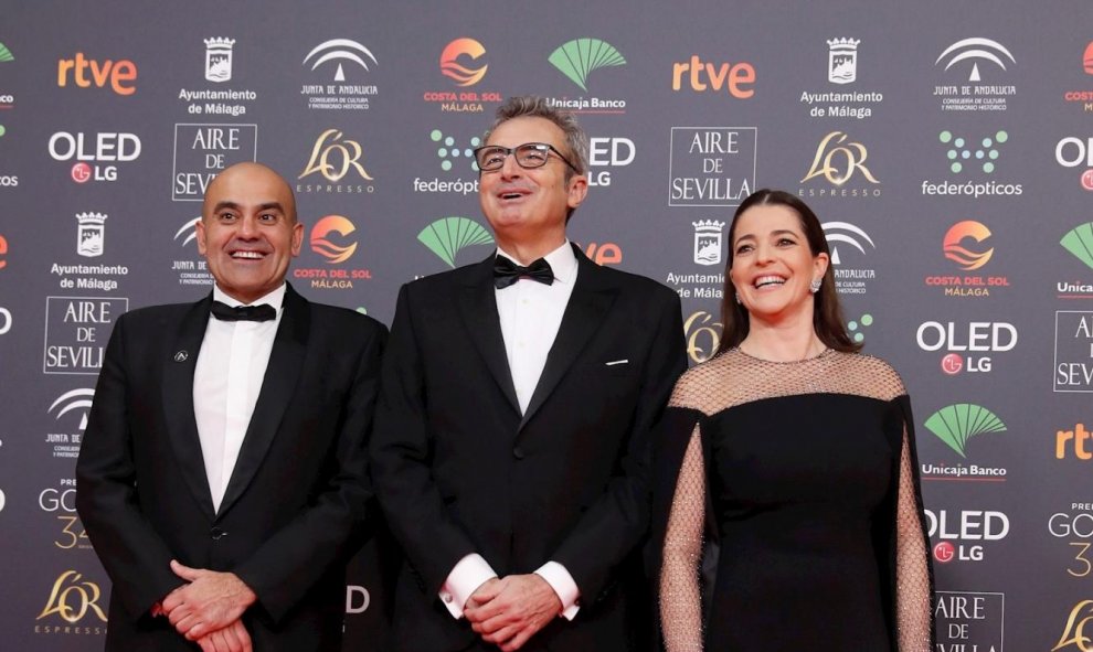 25/01/2020.- El presidente de la Academía de Cine, Mariano Barroso (c), y los vicepresidentes Rafael Portela y Nora Navas, a su llegada a la entrega de los Premios Goya 2020 que se celebra esta noche en el Palacio de los Deportes José María Martín Carpen