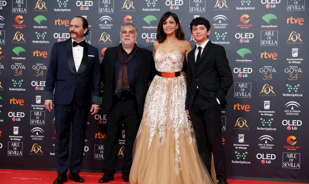 25/01/2020.- Los integrantes del equipo de la película "Interperie", el actor Luis Callejo (i), el realizador Benito Zambrano (2i) y el actor Jaime López, a su llegada a la entrega de los Premios Goya 2020 que se celebra esta noche en el Palacio de los D