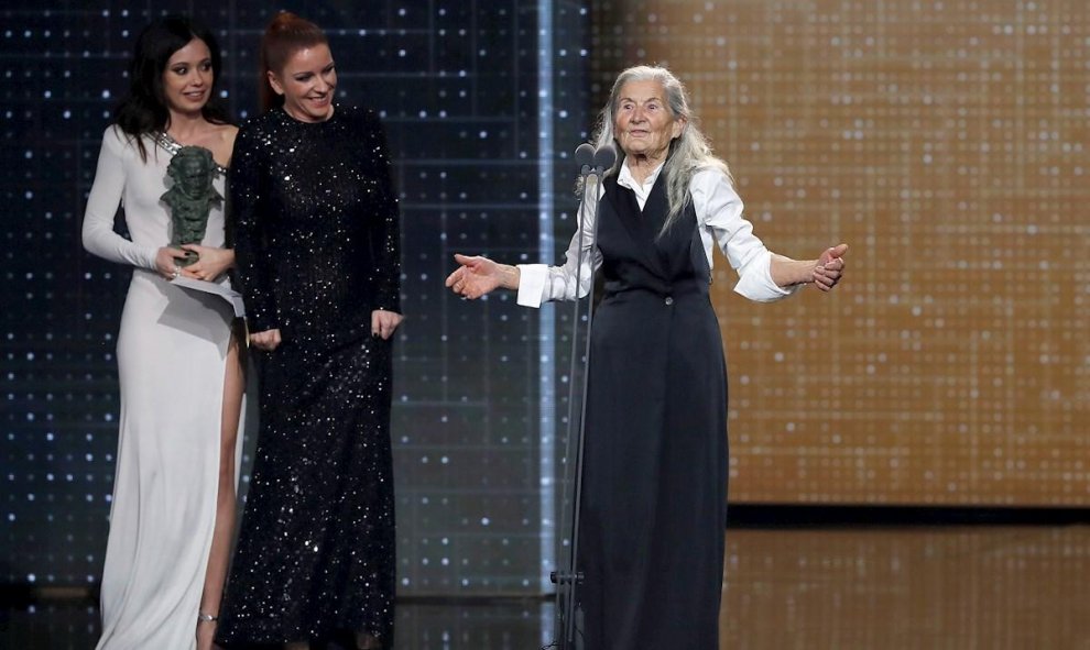 25/01/2020.- La actriz Benedicta Sánchez (d) recibe el Goya a la actriz revelación, por su trabajo en "O que Arde", en la entrega de los Premios Goya 2020 que se celebra hoy sábado en el Palacio de los Deportes José María Martín Carpena, en Málaga. EFE/C