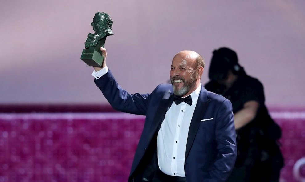 25/01/2020.- El cantautor y arreglista, Javier Ruibal, tras recibir el premio a "Mejor Canción Original" por su trabajo en "Intemperie", durante la gala de entrega de los Premios Goya 2020 que se celebra hoy sábado en el Palacio de los Deportes José María