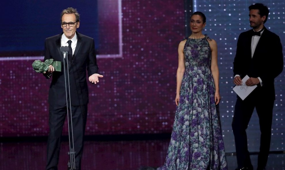 25/01/2020.- El compositor Alberto Iglesias tras recibir el premio a "Mejor Música Original" por su trabajo en "Dolor y Gloria", durante la gala de entrega de los Premios Goya 2020 que se celebra hoy sábado en el Palacio de los Deportes José María Martín