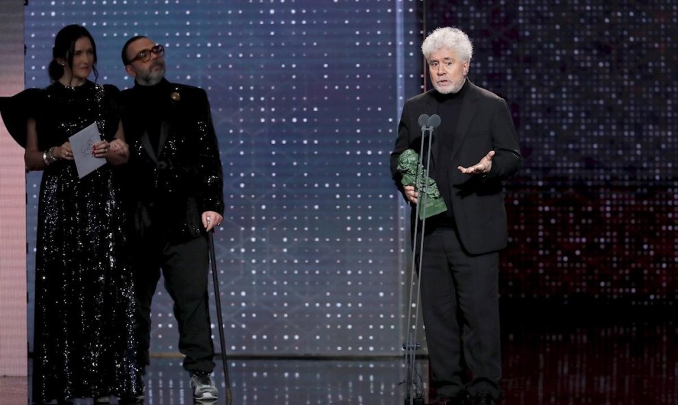 25/01/2020.- El realizador y guionista Pedro Almodóvar tras recibir el premio a "Mejor Guión Original" por su trabajo en "Dolor y Gloria", durante la gala de entrega de los Premios Goya 2020 que se celebra hoy sábado en el Palacio de los Deportes José Mar