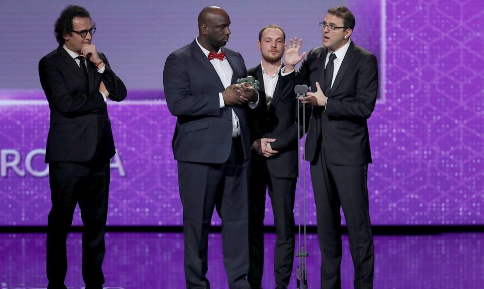 25/01/2020.- El equipo de "Los Miserables" recibe el Goya a la mejor película europea, durante la gala de entrega de los Premios Goya 2020 que se celebra hoy sábado en el Palacio de los Deportes José María Martín Carpena, en Málaga. EFE/Chema Moya