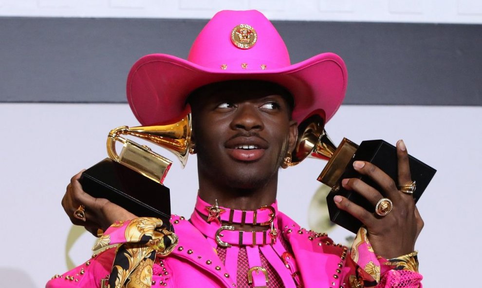 26.01.2020 / Lil Nas X posa detrás del escenario con sus premios al Mejor Video Musical y Mejor Dúo Pop / Actuación Grupal por "Old Town Road", REUTERS / Monica Almeida