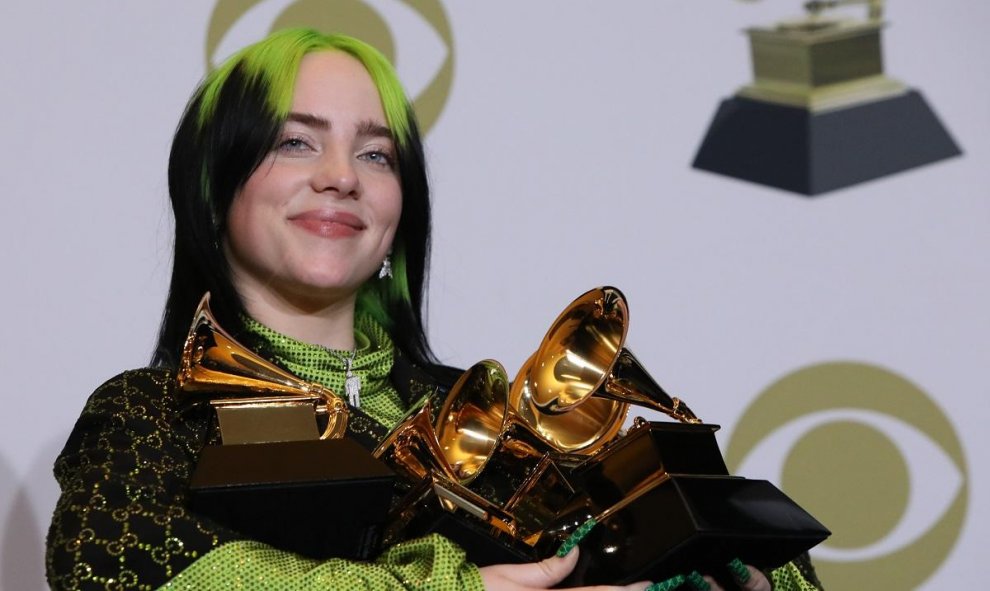 26.01.2020 Billie Eilish posa detrás del escenario con sus premios para incluir la canción del año por "Bad Guy", mejor artista nuevo y álbum del año por "When We All Fall Asleep, Where Do We Go?". REUTERS / Monica Almeida