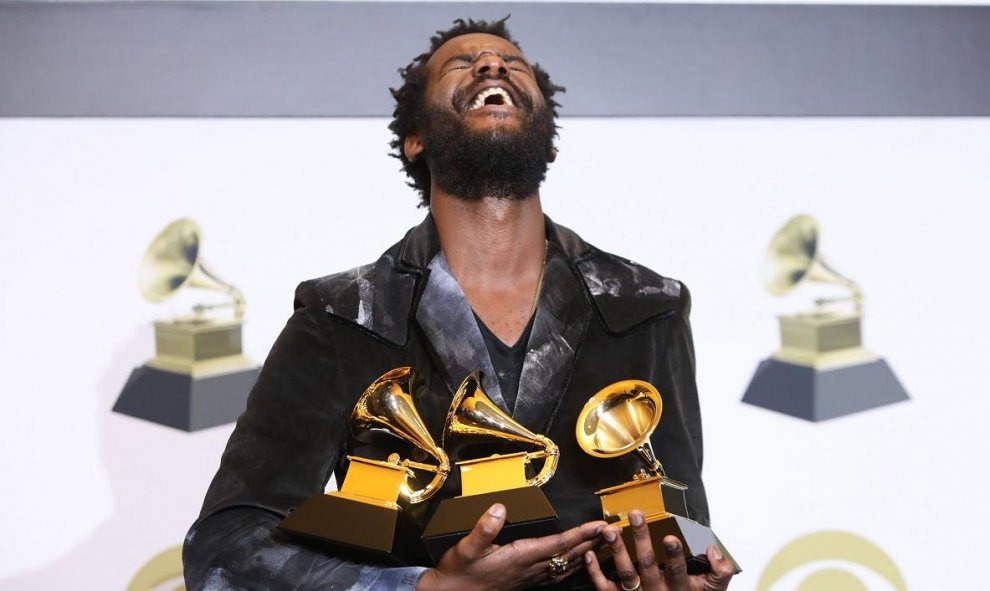 26.01.2020 Gary Clark Jr. posa detrás del escenario con sus premios para incluir la Mejor Actuación de Rock por "This Land". REUTERS / Monica Almeida