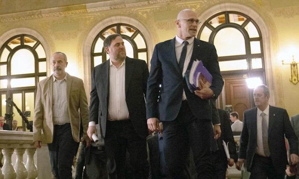 8/01/2020.- Los exconsellers Raül Romeva (c) y Oriol Junqueras (2i), condenados a prisión por el 1-0, a su llegada al Parlament. / EFE - ENRIC FONTCUBERTA