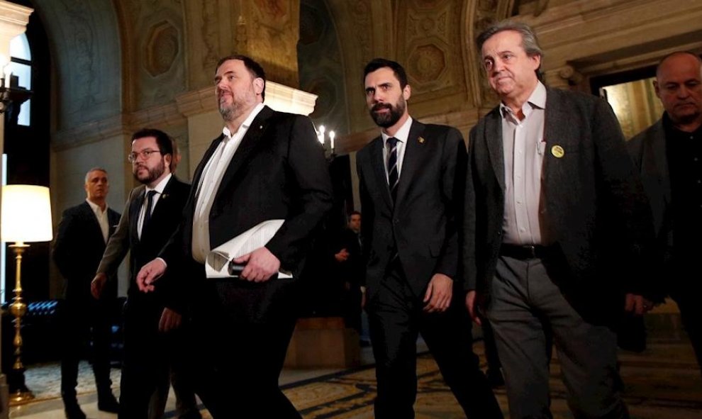 28/01/2020.- El exvicepresidente de la Generalitat, Oriol Junqueras junto al vicepresidente Pere Aragonés, y el presidente del Parlament, Roger Torrent, a su llegada a la reunión de la comisión de investigación de la cámara catalana sobre la aplicación d