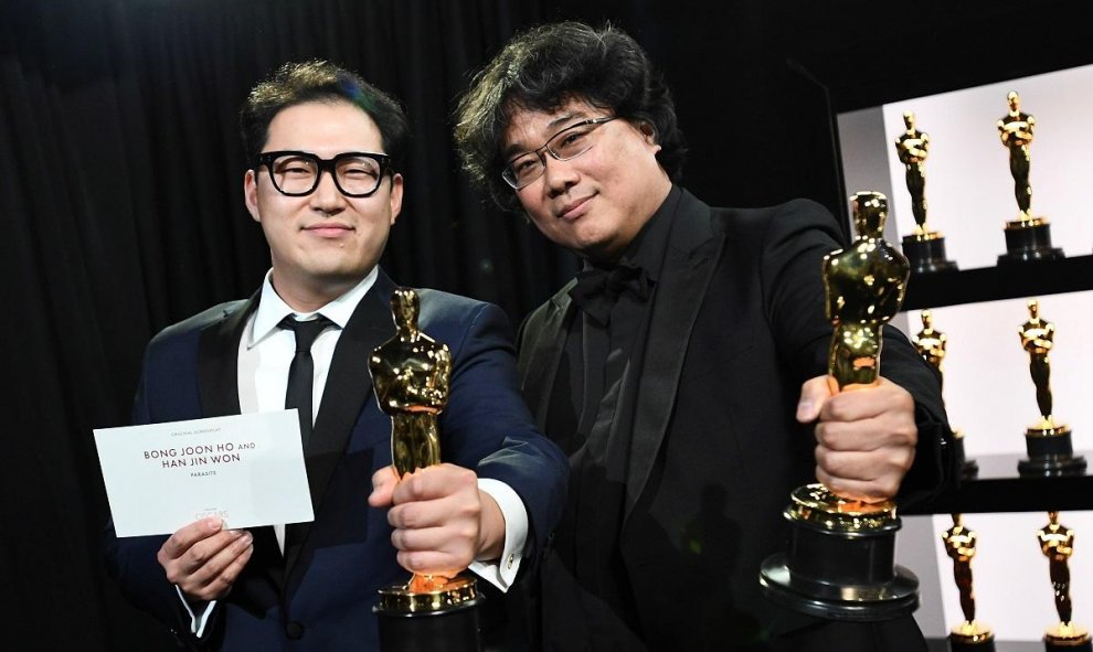Bong Joon Ho y Han Jin Won sostienen sus estatuas de Oscar por el guión original de "Parasite" en la 92a edición de los Premios de la Academia en Hollywood, Los Ángeles, California, EE. UU., 9 de febrero de 2020. Matt Petit / A.M.P.A.S.