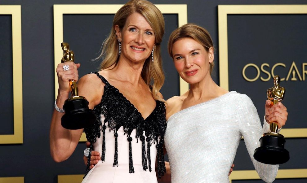 Laura Dern (L), ganadora del Oscar a la mejor actriz de reparto, y Renee Zellweger (R), ganadora del Oscar a la mejor actriz, posan en la sala de prensa EFE / EPA / DAVID SWANSON