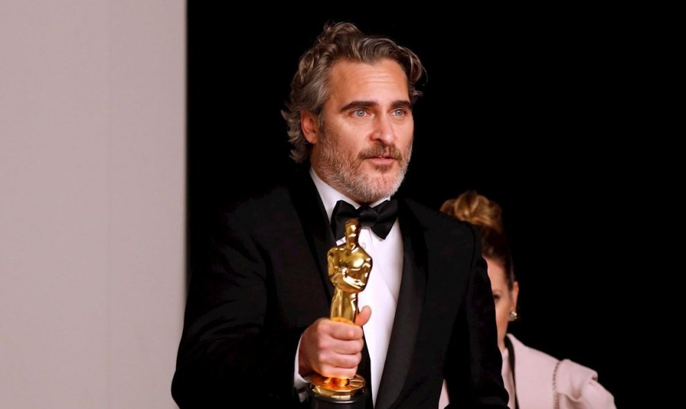 Joaquin Phoenix posa en la sala de prensa con el Oscar al Mejor Actor por su actuación en 'Joker'. EFE / DAVID SWANSON