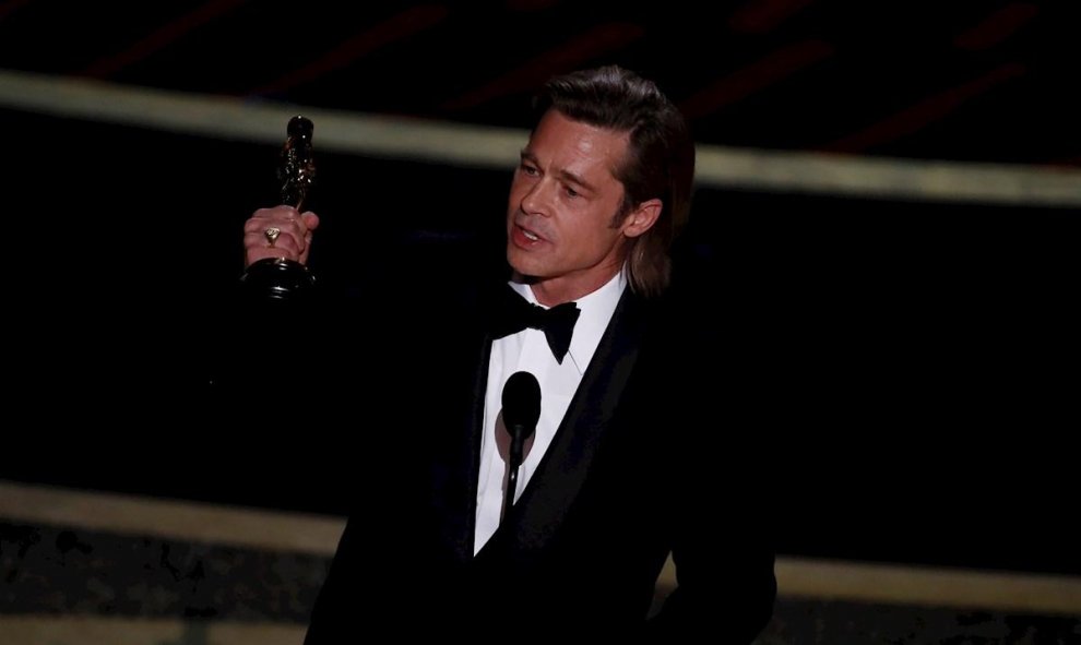 Brad Pitt pronuncia su discurso de aceptación después de ganar la actuación de un actor en un papel secundario durante la 92a ceremonia anual de los Premios de la Academia en el Dolby Theatre de Hollywood. EFE / ETIENNE LAURENT