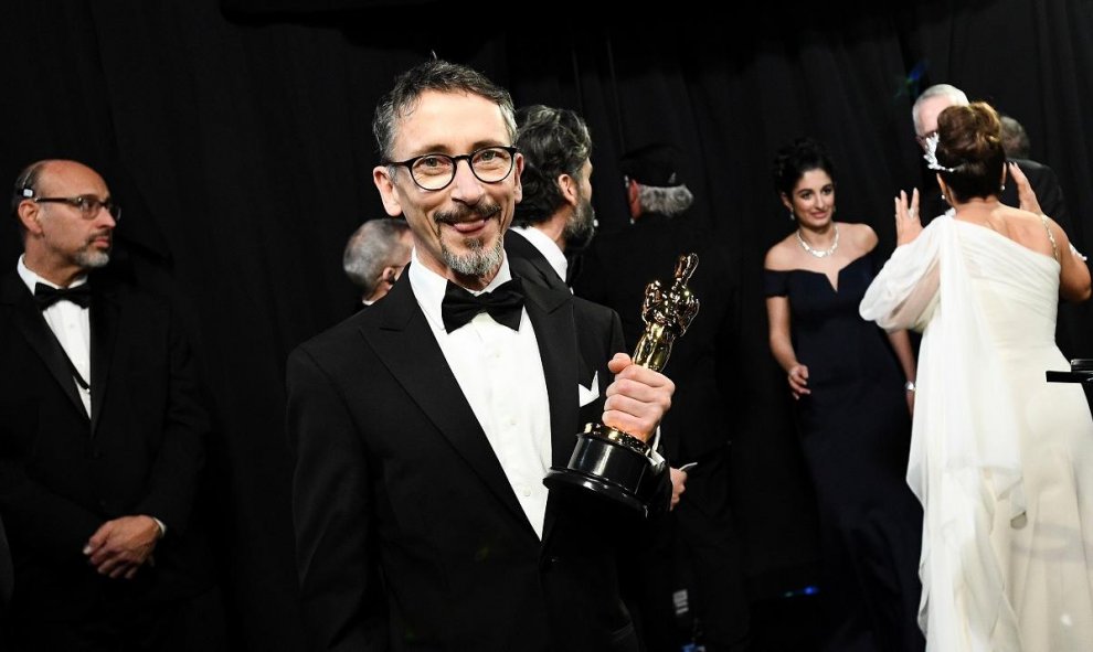 Stuart Wilson posa con el Oscar a la mejor mezcla de sonido para '1917'. Richard Harbaugh / A.M.P.A.S.