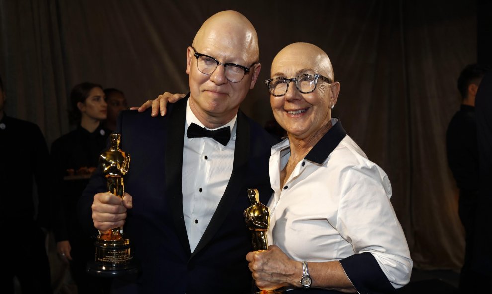 Julia Reichert y Jeff Reichert posan con el Oscar a la Mejor Película Documental por 'American Factory'. REUTERS / Eric Gaillard