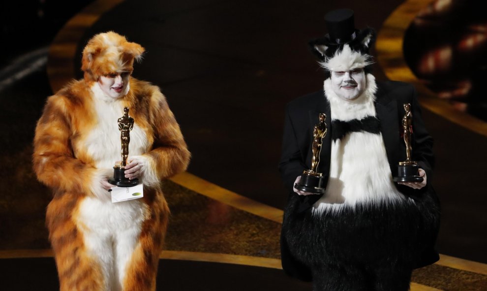 James Corden y Rebel Wilson en disfraces de gatos presentan el Oscar a los mejores efectos visuales en los 92o Premios de la Academia. REUTERS / Mario Anzuoni