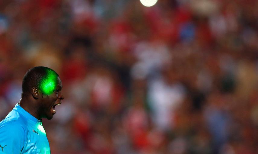 Una luz láser ilumina la cara del portero de Senegal Bouna Coundoul, durante un partido contra Egipto. // AMR ABDALLAH DALSH (REUTERS)