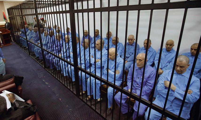 Funcionarios del Gobierno de Muammar Gaddadi, durante una audiencia ante un tribunal en Trípoli (Libia). // ISMAIL ZITOUNY (REUTERS)