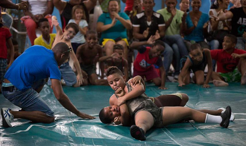 Unos niños, durante un torneo de lucha libre local en La Habana. // ALEXANDRE MENEGHINI (REUTERS)