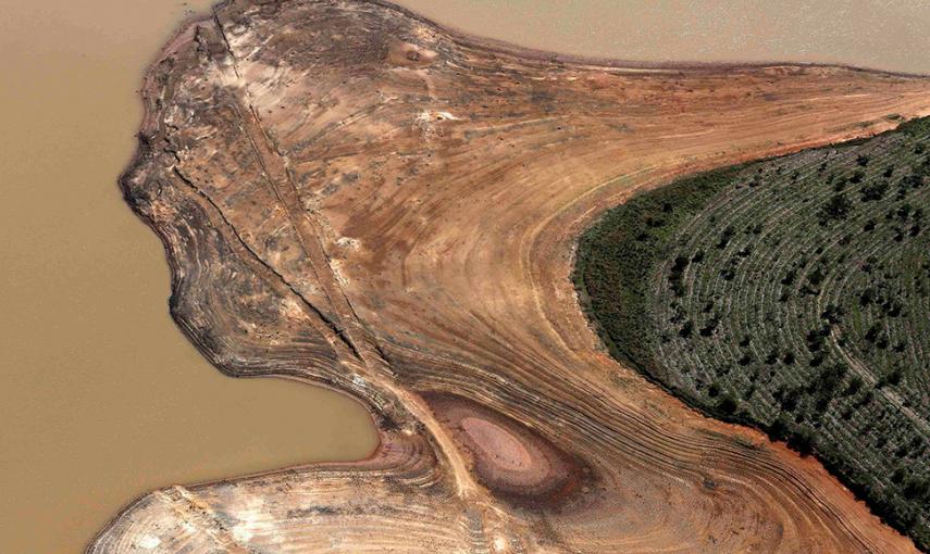 Vista aérea de la presa Atibainha, durante una sequía, en Nazaré Paulista, estado de Sao Paulo (Brasil). // NACHO DOCE (REUTERS)