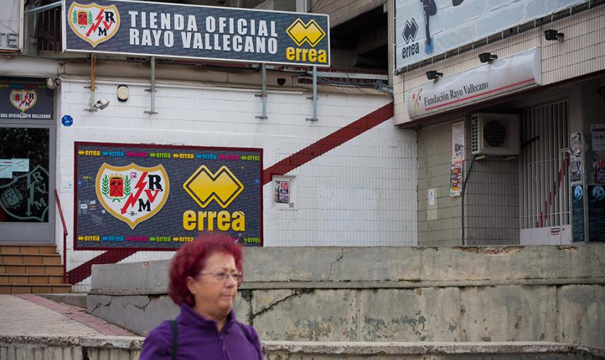 Una vecina pasea ante la tienda oficial del equipo. // CHRISTIAN GONZÁLEZ